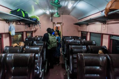 Bir tren Trincomalee - Colombo içinin Trincomalee, Sri Lanka - 25 Temmuz 2016:.