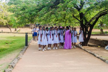 Polonnaruwa, Sri Lanka - 22 Temmuz 2016: Çocuklarda okul üniformaları antik şehir Polonnaruwa, Sri Lanka ziyaret edin