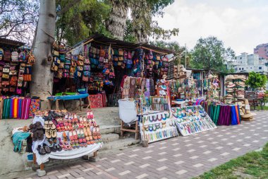 Santiago Atitlan, Guatemala - 23 Mart 2016: Santiago Atitlan Köyü pazarda Hediyelik eşya tezgahları.