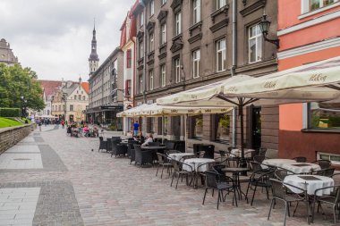 Tallinn, Estonya - 23 Ağustos 2016: Restoranlar Tallinn eski şehirde bir Arnavut kaldırımlı sokakta.