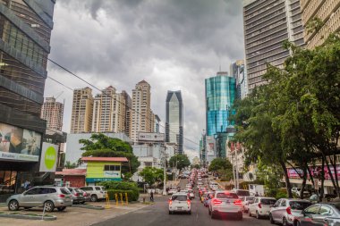 Panama City, Panama - 30 Mayıs 2016: Street ve yüksek binaların Panama City