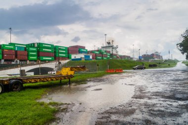 Gatun, Panama - 29 Mayıs 2016: konteyner gemileri Gatun kilitler ve Panama Kanalı bir parçası geçiyor