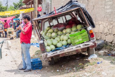 San Manuel De Colohete, Honduras - 15 Nisan 2016: Su kavun satıcı bir pazar. Ayda iki kez bu köyde büyük bir pazar olduğunu.