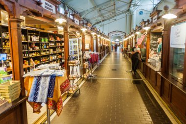 Helsinki, Finlandiya - 25 Ağustos 2016: Vanha iç kauppahalli (Eski Pazar Binası) Helsinki, Finlandiya