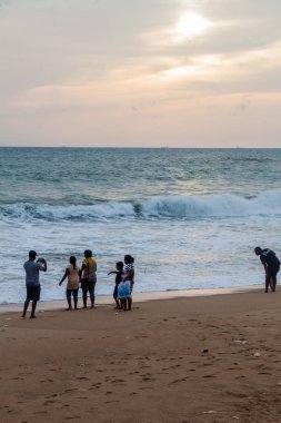 Colombo, Sri Lanka - 26 Temmuz 2016: insanlar bir plajda Colombo, Sri Lanka