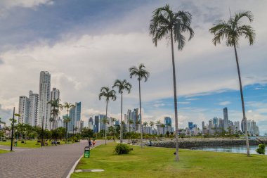 Panama City, Panama - 30 Mayıs 2016: Panama City'deki Cinta Costera road yakınındaki kostal bir park görünümünü