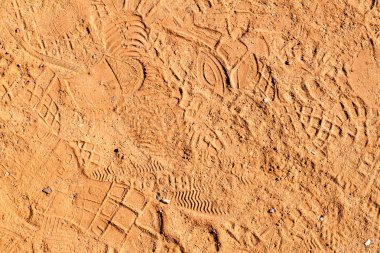 Ayakkabı diziniz ile tozlu yolu
