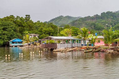 Kıyı binalarda Portobelo Köyü, Panama