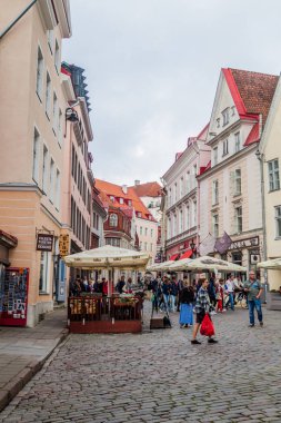 Tallinn, Estonya - 23 Ağustos 2016: Restoranlar Tallinn eski şehirde bir Arnavut kaldırımlı sokakta.