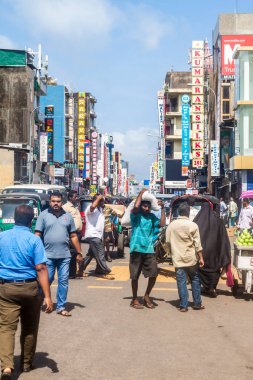 Main Street, Pettah District, Colombo, Sri Lanka Colombo, Sri Lanka - 26 Temmuz 2016: trafik
