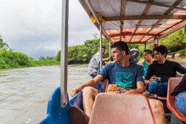 La Pavona Tortuguero için seyahat La Suerte Nehri üzerinde bir tekne yolcuların La Suerte, Kosta Rika - 14 Mayıs 2016:.