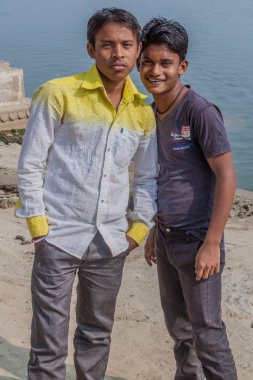 Varanasi, Hindistan - 25 Ekim 2016: İki yerel adam kutsal nehir Hindistan'da Varanasi, Ganj Ghat (riverfront adım) adlı