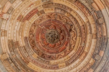 Manastır Quwwat ul-Islam Camii, Delhi, Hindistan Qutub kompleksi kubbe