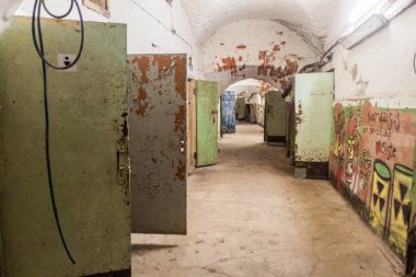 Tallinn, Estonya - 23 Ağustos 2016: Tallinn, Estonya (eski deniz kale ve cezaevi) Patarei iç. Bu karmaşık parçası bir sanat projesi hizmet vermektedir..