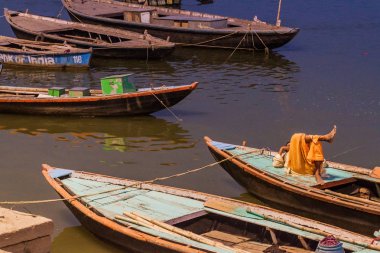 Varanasi, Hindistan - 25 Ekim 2016: Varanasi, Hindistan nehir Ganj kıyısında önde gelen küçük tekne yakınındaki Ghats (riverfront adım)