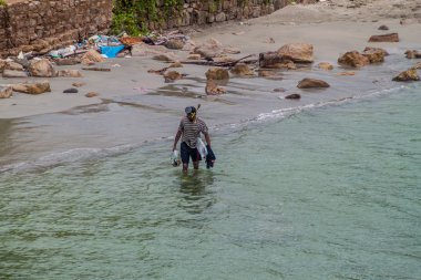 Trincomalee, Sri Lanka - 23 Temmuz 2016: balıkçı bir şnorkel, palet deniz kıyısında Trincomalee, Sri Lanka ile