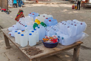 Varanasi, Hindistan - 25 Ekim 2016: Kutsal nehir Ganj suyu Ghats (riverfront adım) Varanasi, Hindistan, konteynerler
