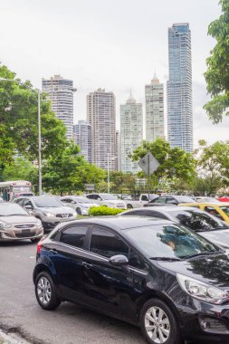 Panama City, Panama - 30 Mayıs 2016: Trafik sıkışıklığı Balboa avenue ve gökdelenler Panama City'deki bir manzarası