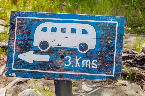 哥斯达黎加 Cahuita 国家公园公共汽车站的标志 — 图库照片