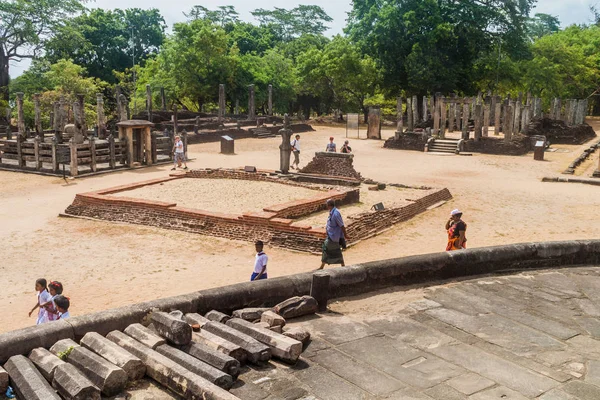 Polonnaruwa Sri Lanka Lipca 2016 Turyści Odwiedzają Czworokątna Świątynia Grupy — Zdjęcie stockowe