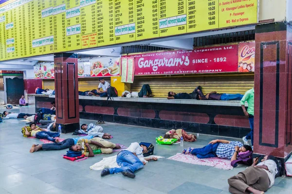 Howrah India October 2016 Local People Sleeping Howrah Junction Railway — Stock Photo, Image