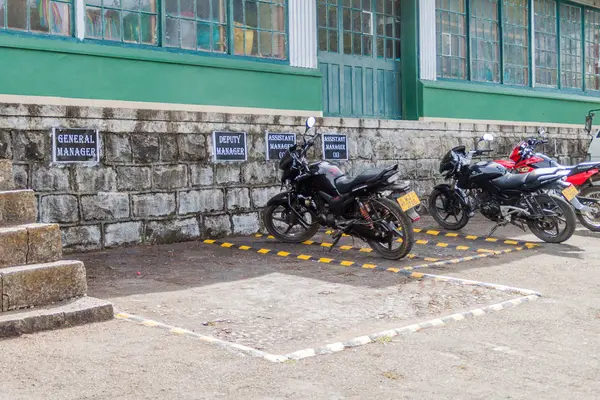 斯里兰卡 Dambatenne 2016年7月15日 Dambatenne 茶厂门前员工摩托车停车场 — 图库照片
