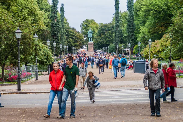 Helsinki Finlandia Agosto 2016 Gente Cammina Lungo Parco Esplanadi Helsinki — Foto Stock