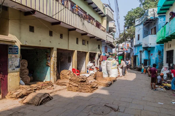インドのバラナシで狭い路地のバラナシ インド 2016 ビュー — ストック写真