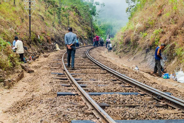 Idalgashinna 斯里兰卡 2015年7月16日 工人在 Idalgashinna 和哈普特莱之间维持铁路轨道 — 图库照片