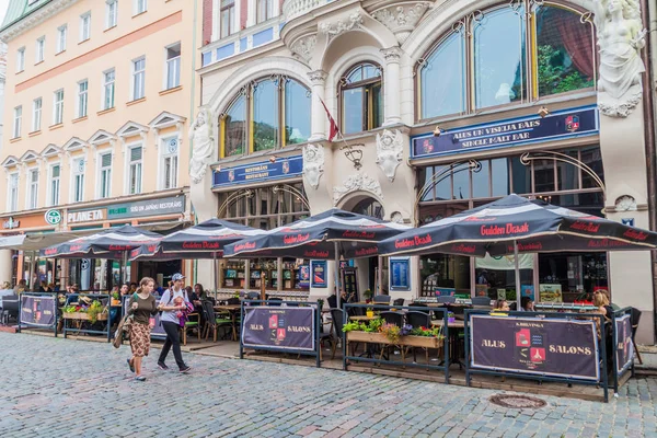 Riga ラトビアの中央に屋外レストランのリガ ラトビア 2016 — ストック写真