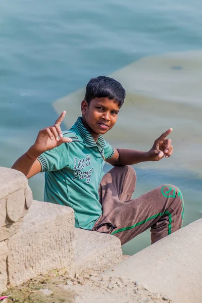 Varanasi India Octubre 2016 Chico Local Sienta Ghat Escalón Río — Foto de Stock