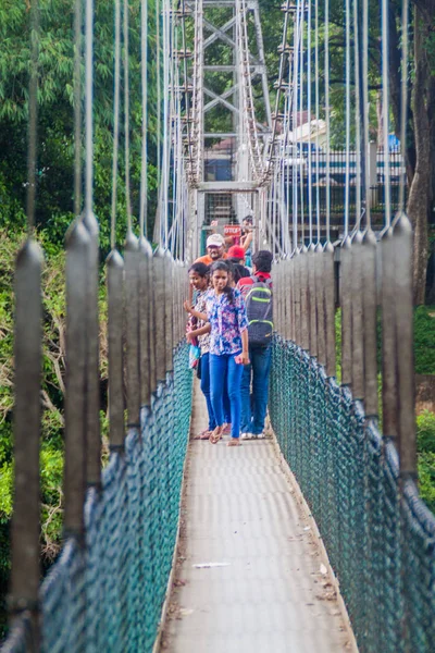 Kandy Sri Lanka Julho 2016 Pessoas Uma Ponte Suspensa Peradeniya — Fotografia de Stock