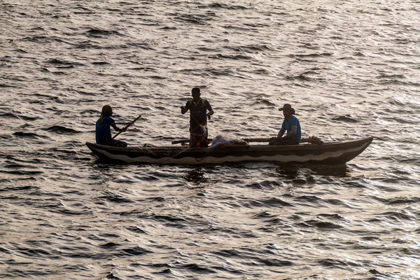 Polonnaruwa Sri Lanka Julio 2016 Pescadores Bote Lago Topa Wewa — Foto de Stock