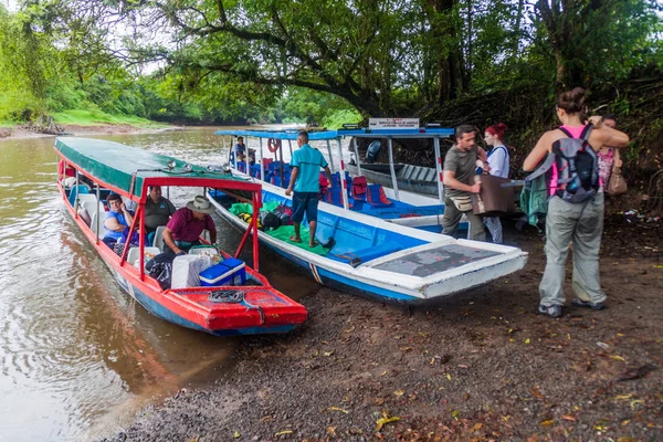 Pavona Costa Rica Maggio 2016 Passeggeri Partono Tortugueroon Suerte — Foto Stock