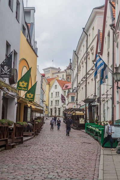 Tallin Estonia Sierpnia 2016 Ludzie Chodzą Wąskiej Brukowanej Uliczce Starym — Zdjęcie stockowe