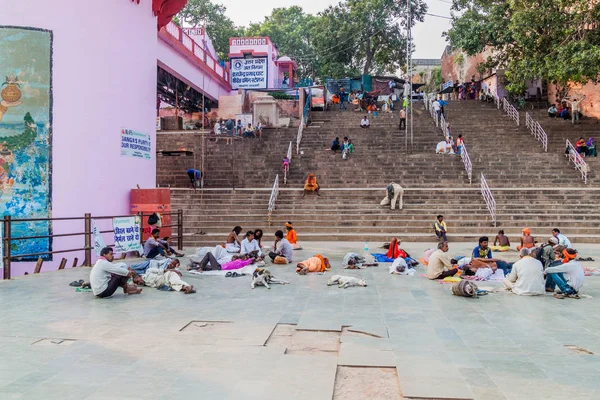 Varanasi India Oktober 2016 Mensen Bij Dashashwamedh Ghat Rivierfront Stappen — Stockfoto
