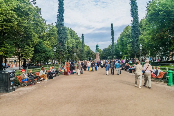 Helsinki Finlandia Agosto 2016 Gente Cammina Lungo Parco Esplanadi Helsinki — Foto Stock