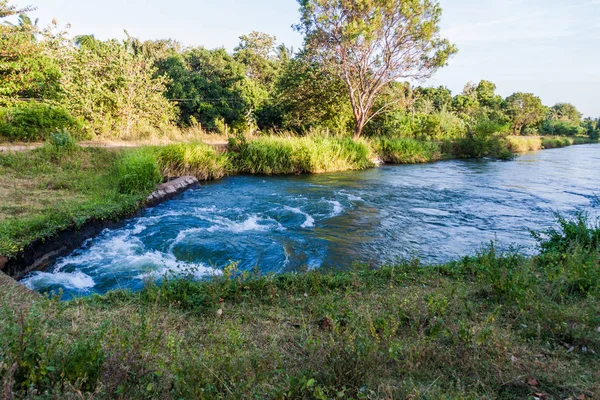 Su kanalı yakınındaki Udawalawe Ulusal Köyü, Sri Lanka