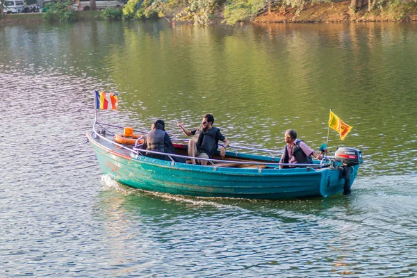 Kandy Sri Lanka July 2016 Tourists Boat Bogambara Lake Kandy — Stock Photo, Image