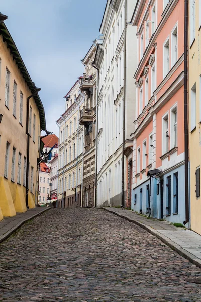 Pessoas Caminham Uma Rua Paralelepípedos Estreita Cidade Velha Tallinn Estônia — Fotografia de Stock