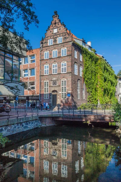 Gdansk Polonia Septiembre 2016 Reflexión Una Casa Ladrillo Canal Gdansk —  Fotos de Stock