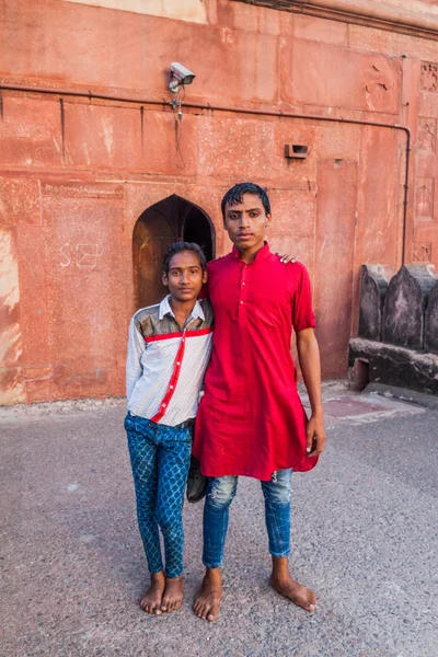 Delhi Indie Października 2016 Dwóch Mężczyzn Lokalnych Dziedzińcu Meczetu Jama — Zdjęcie stockowe