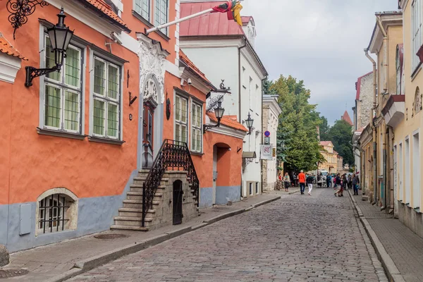 Tallinn Estônia Agosto 2016 Pessoas Caminham Uma Estreita Rua Paralelepípedos — Fotografia de Stock