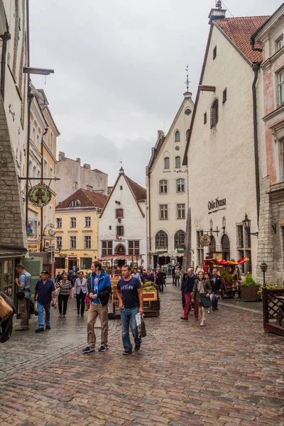 Таллінн Естонія Серпня 2016 Люди Ходьби Мощеній Вулиці Старому Місті — стокове фото
