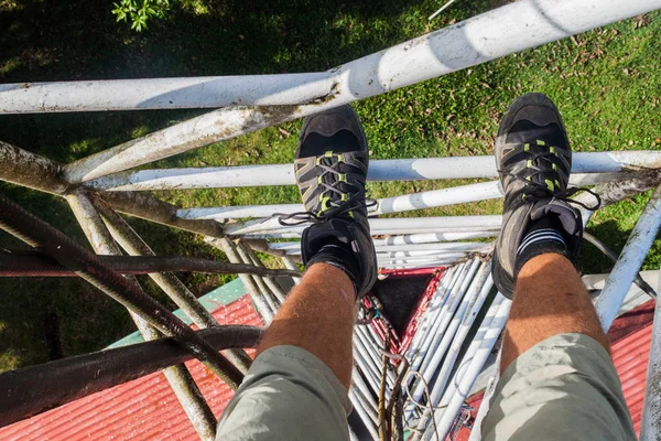 Person Klettert Auf Einen Dreieckigen Gittermast Der Nähe Des Dorfes — Stockfoto