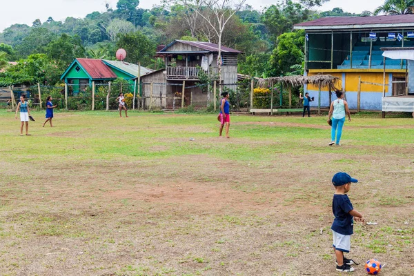Castillo Νικαράγουα Μαΐου 2016 Τοπικές Κορίτσια Παίζουν Μπέιζμπολ Στο Χωριό — Φωτογραφία Αρχείου