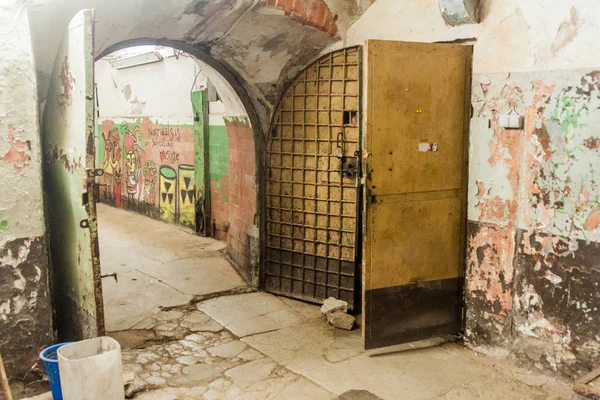 Tallinn, Estonya - 23 Ağustos 2016: Tallinn, Estonya (eski deniz kale ve cezaevi) Patarei iç. Bu karmaşık parçası bir sanat projesi hizmet vermektedir..