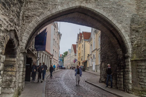 Tallin Estonia Sierpnia 2016 Pikk Ulica Prowadzi Przez Bramę Obok — Zdjęcie stockowe