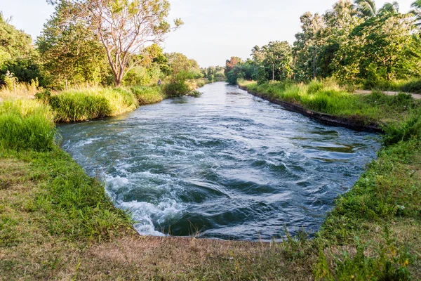 Udawalawe 国立村 スリランカの近くの水路 — ストック写真