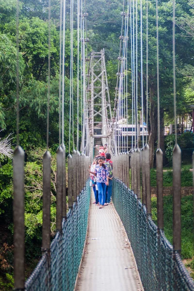 Kandy Sri Lanka Juli 2016 Menschen Einer Hängebrücke Königlichen Botanischen — Stockfoto